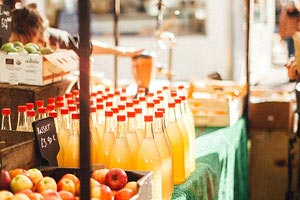 澳大利亚游泳选手打破世界纪录：速度与心灵的双重胜利