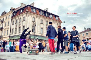 澳大利亚游泳选手打破世界纪录：速度与心灵的双重胜利