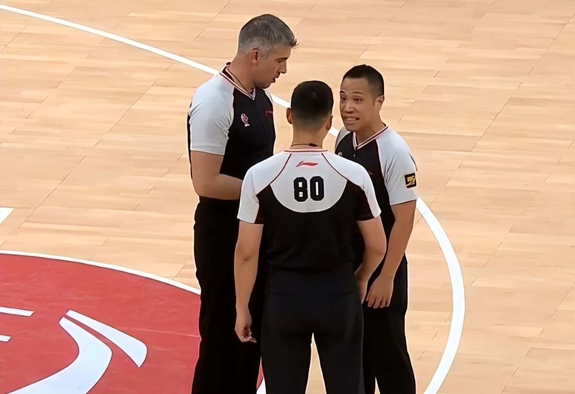 在辽宁队赛场上演CBA季后赛，失误，引发观众齐声高喊的简单介绍