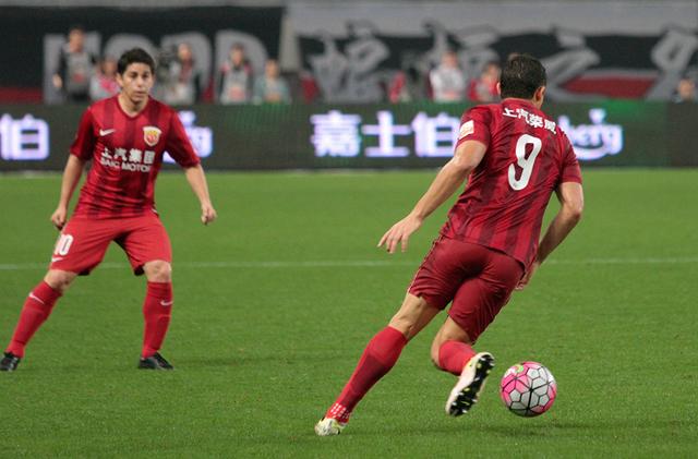 关于战胜对手，球队斩获比赛胜利登上巅峰的信息