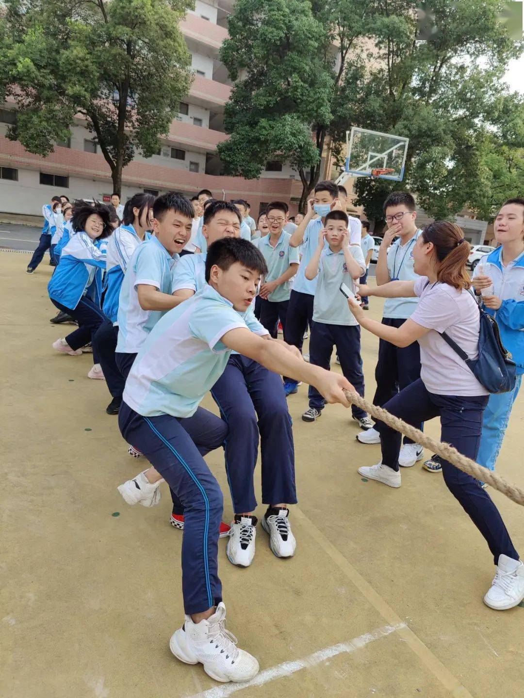 包含关键时刻展现拼搏精神，全队团结一心的词条