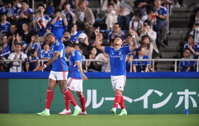 沙尔克球员受伤退赛,对球队士气产生影响 沙尔克球员受伤退赛,对球队士气产生影响