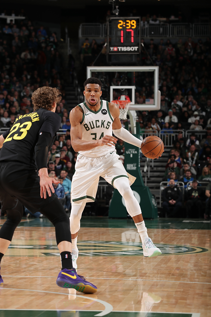 雄鹿队全场压倒爵士队,取得三连胜的简单介绍 雄鹿队全场压倒爵士队,取得三连胜的简单介绍