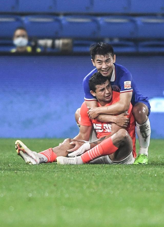 广州恒大客场狂胜,上海申花遭逢惨败 广州恒大客场狂胜,上海申花遭逢惨败