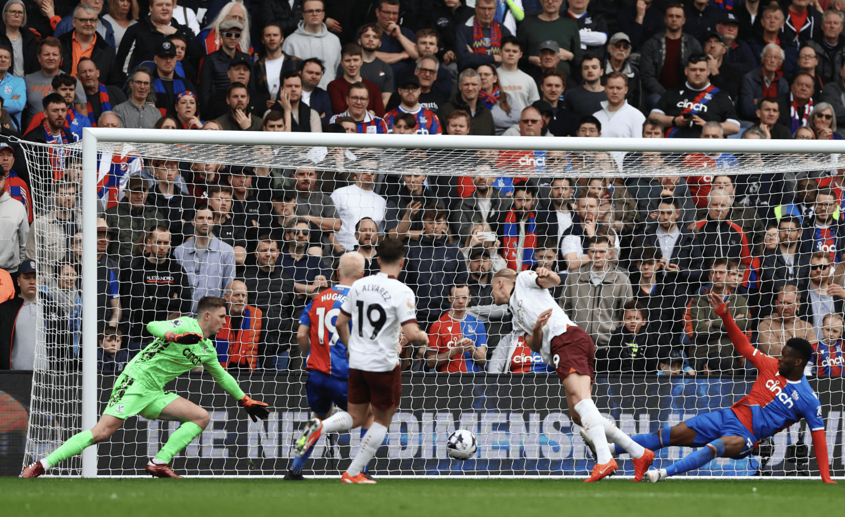 曼城客场不敌对手,英超争冠形势严峻 曼城客场不敌对手,英超争冠形势严峻