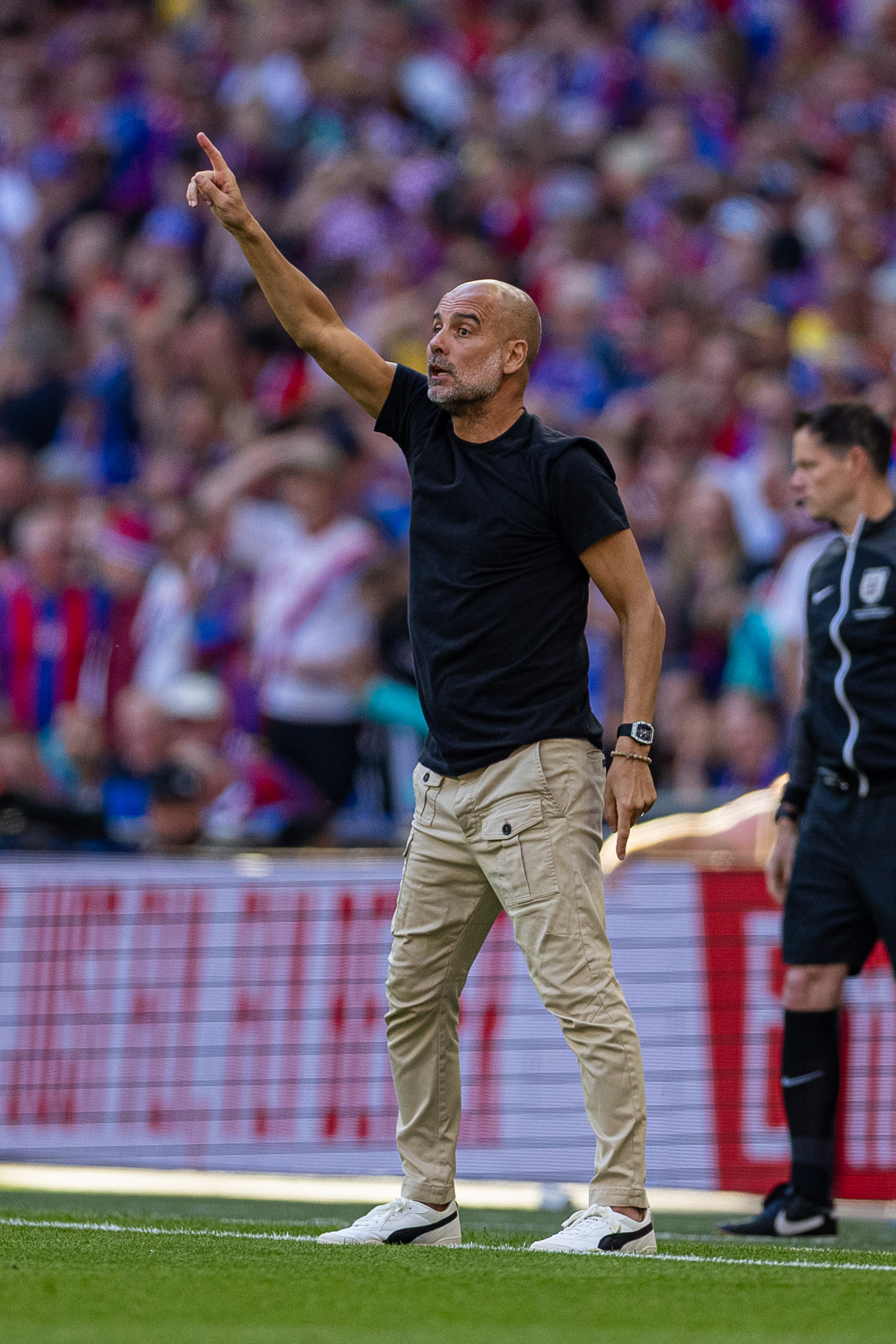 英格兰球队气势如虹,轻取胜利的简单介绍