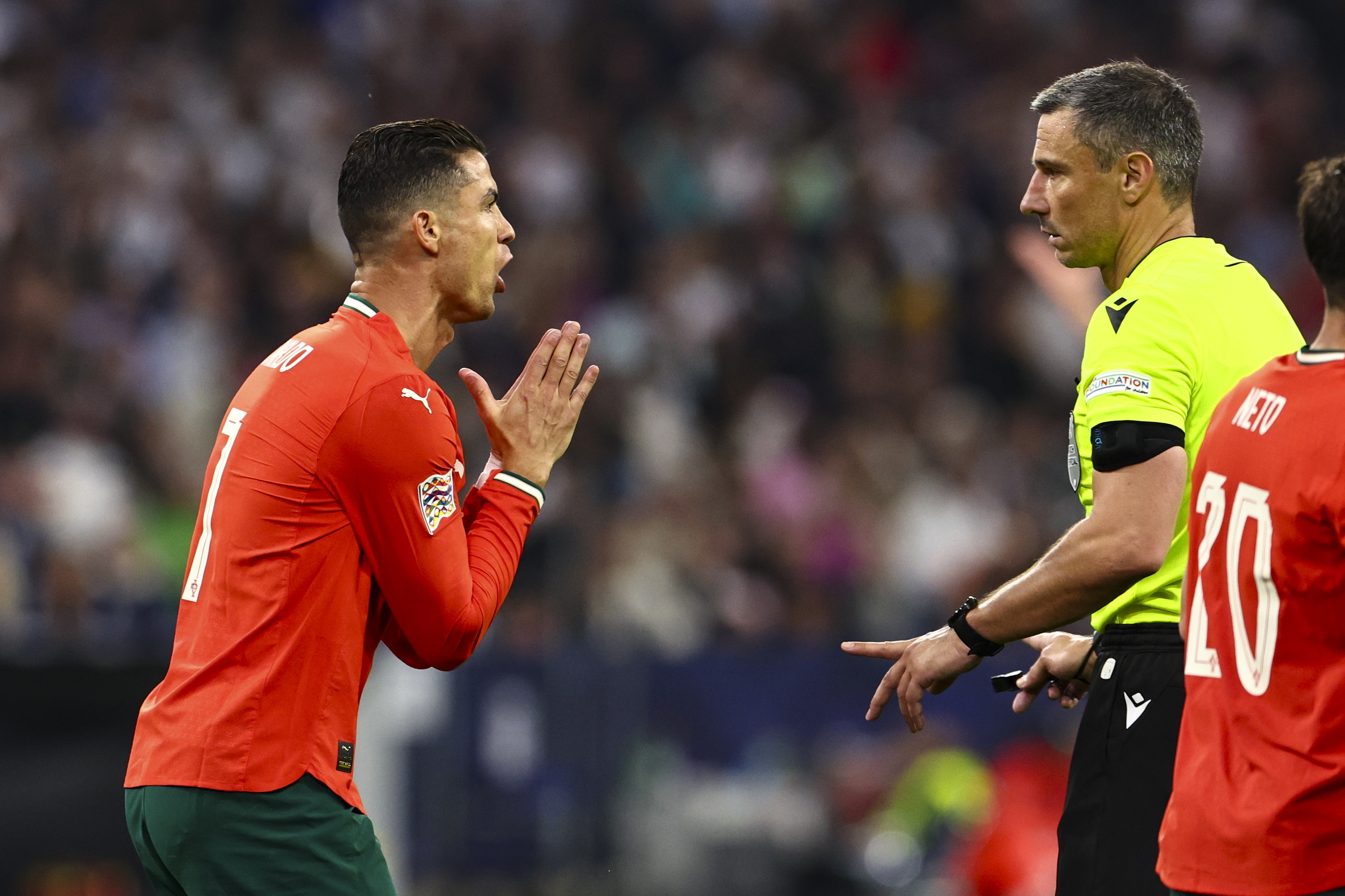 包含欧国联比赛精彩瞬间重温,球员风采令人敬佩的词条