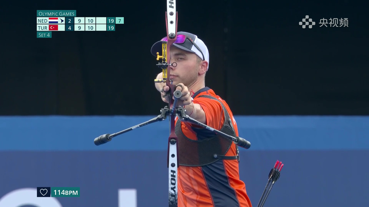 射箭比赛中选手箭无虚发夺冠