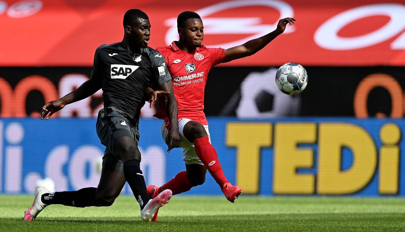 包含美因茨遭遇逆转败,保级形势严峻的词条 包含美因茨遭遇逆转败,保级形势严峻的词条