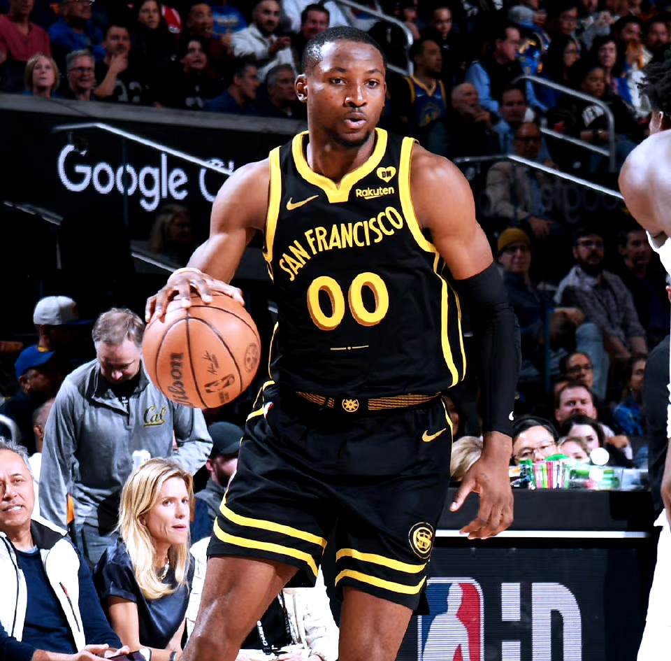 勇士新秀在比赛中突破表现,获得关注 勇士新秀在比赛中突破表现,获得关注