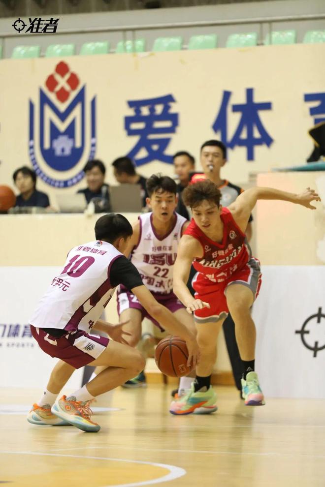 踢出激情的火花,球员们奋勇争斗,拼搏殊死