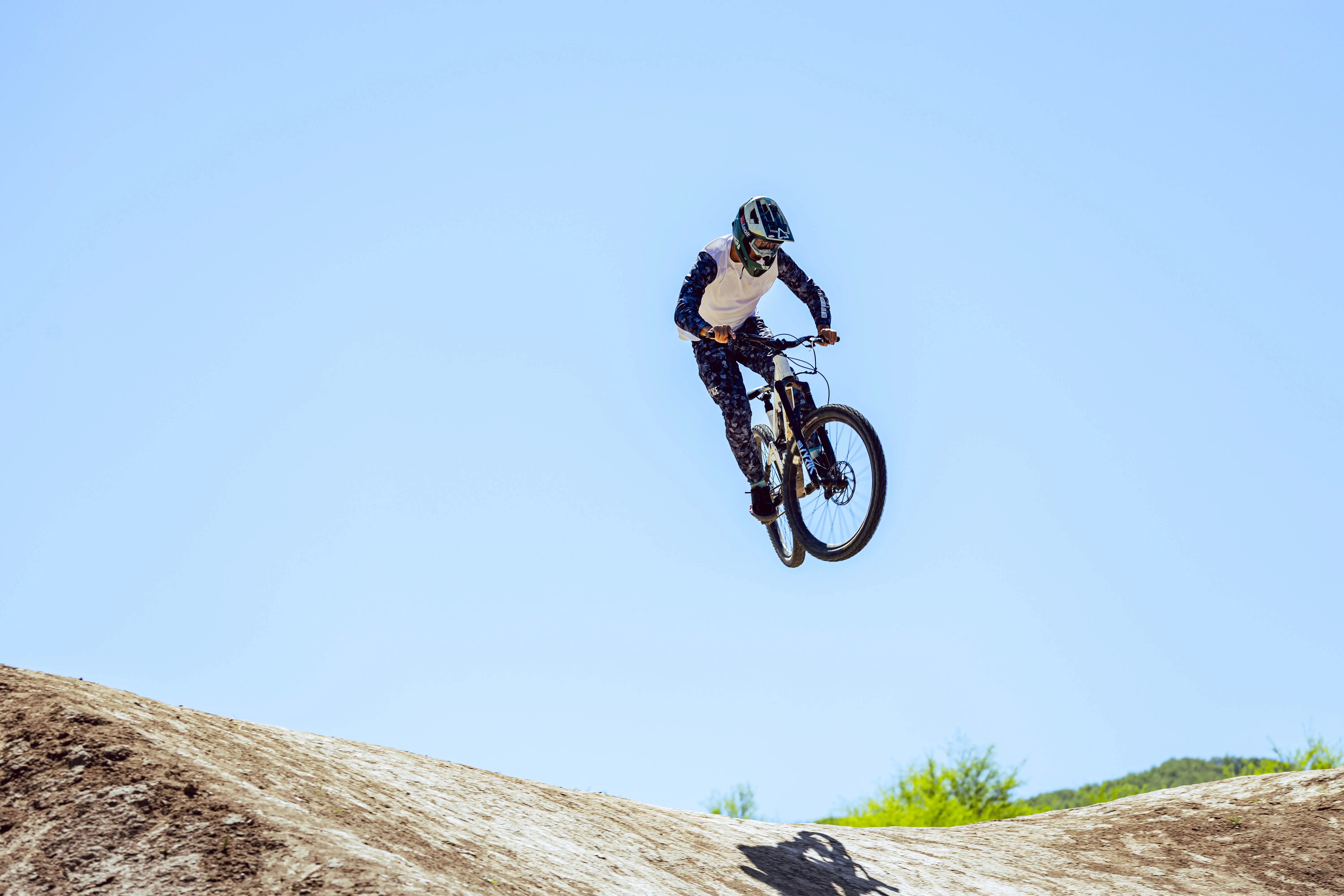 极限挑战下的运动员,创造出色成绩的简单介绍