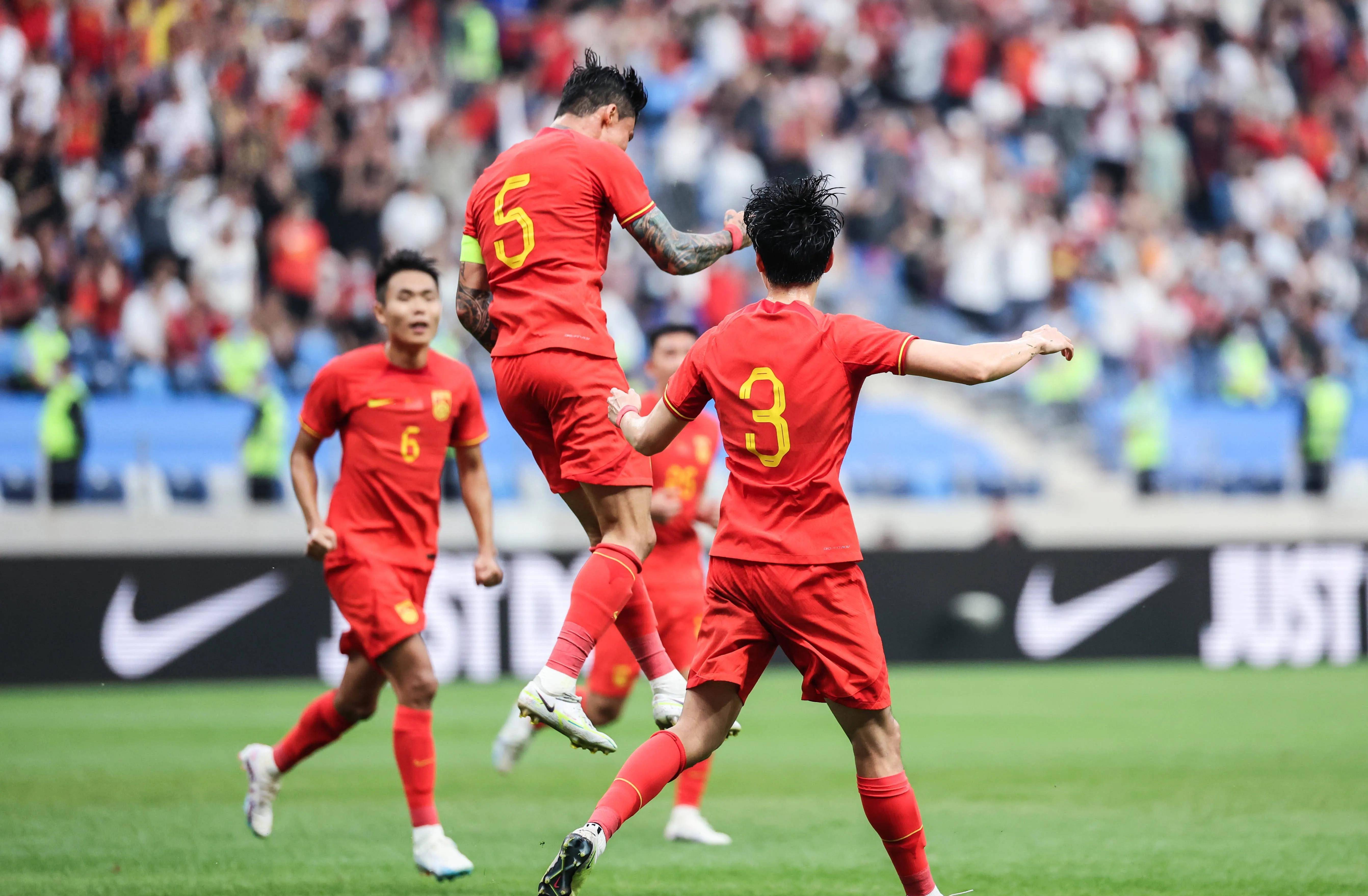 中国足球队在国际赛场上取得成功