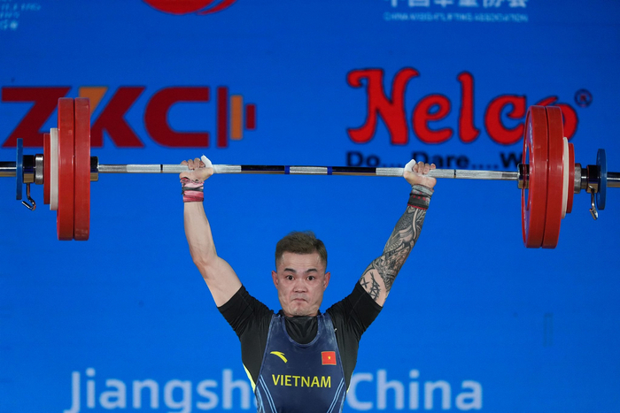 俄罗斯举重选手创造新世界纪录,引发热议