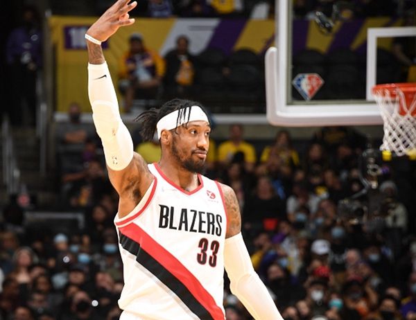 雄鹿队客场惜败开拓者队