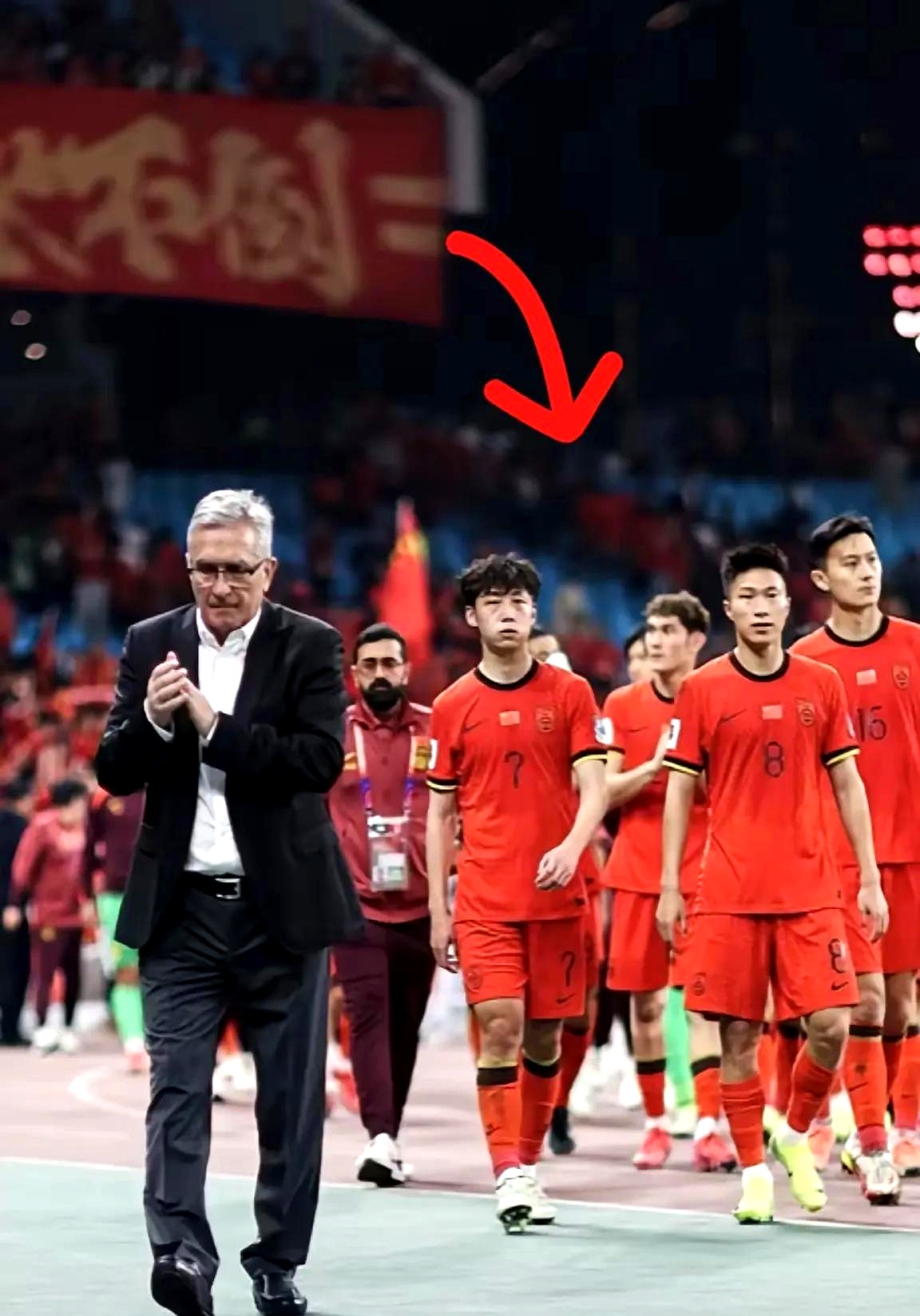 球队失利引发球迷不满，愤怒情绪高涨