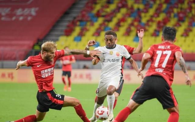 球队失利引发球迷不满，愤怒情绪高涨