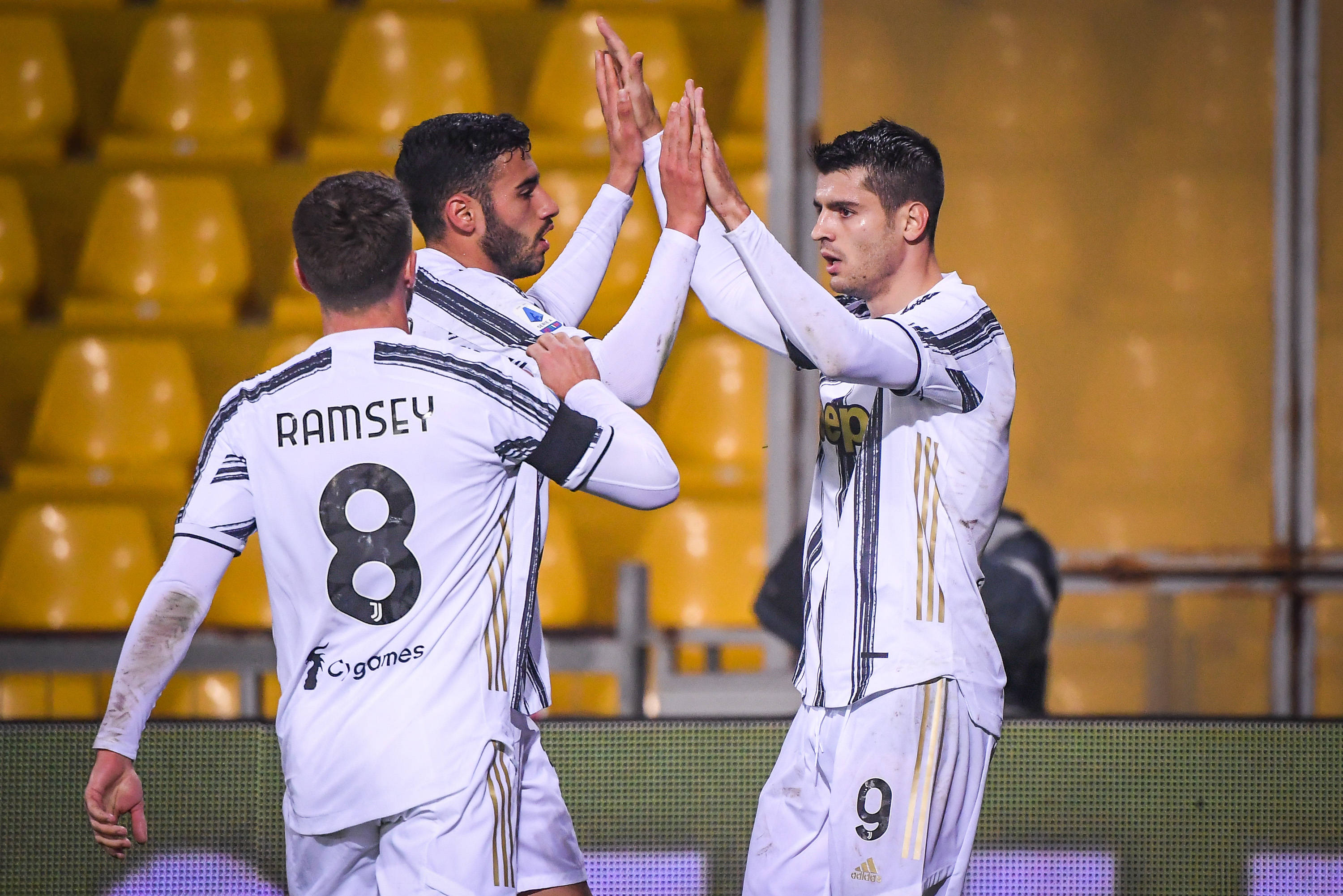 包含贝内文托球员连续进球，助队获胜的词条