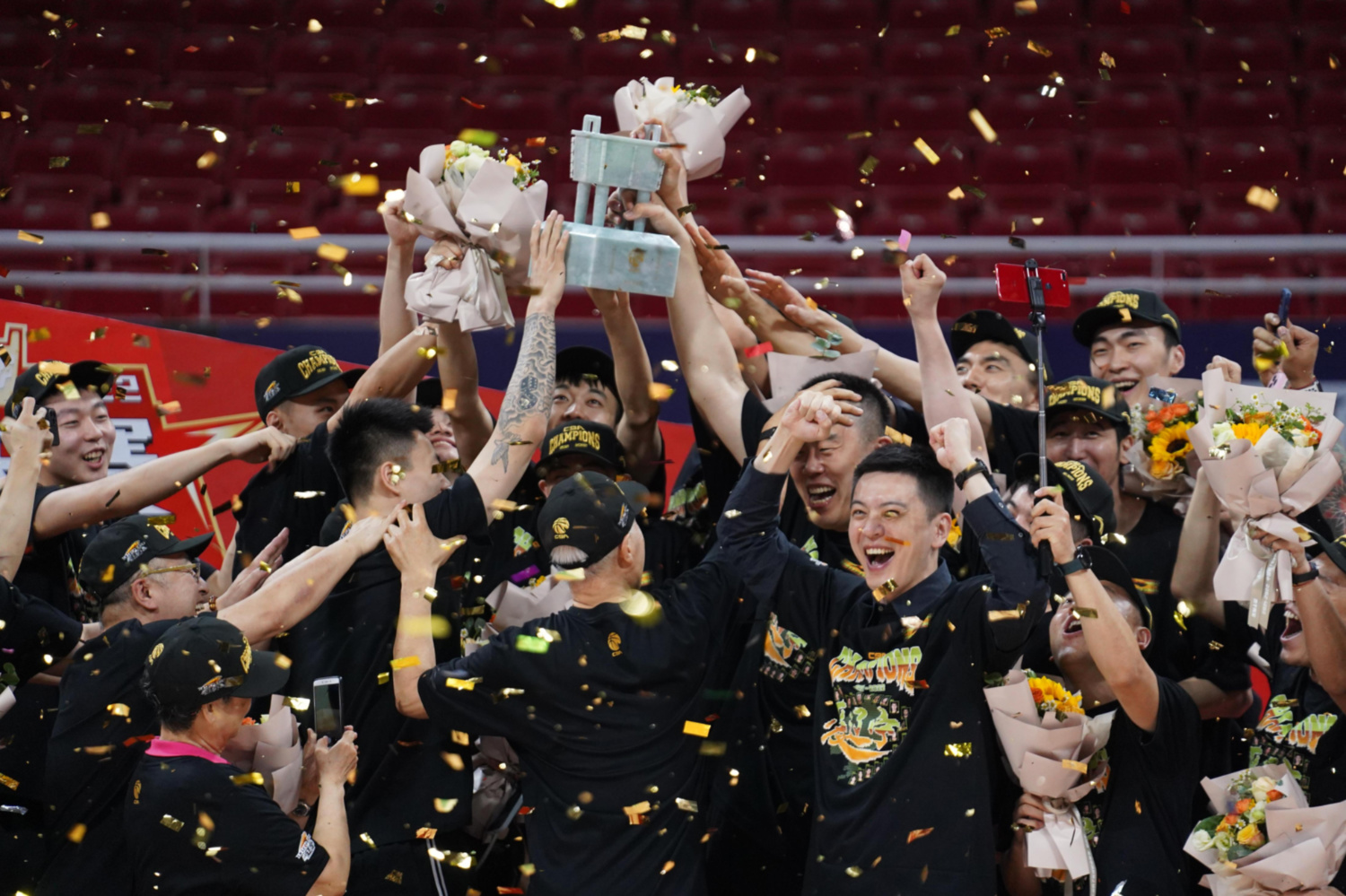 包含辽宁队主场大胜，实现连胜五场壮举的词条