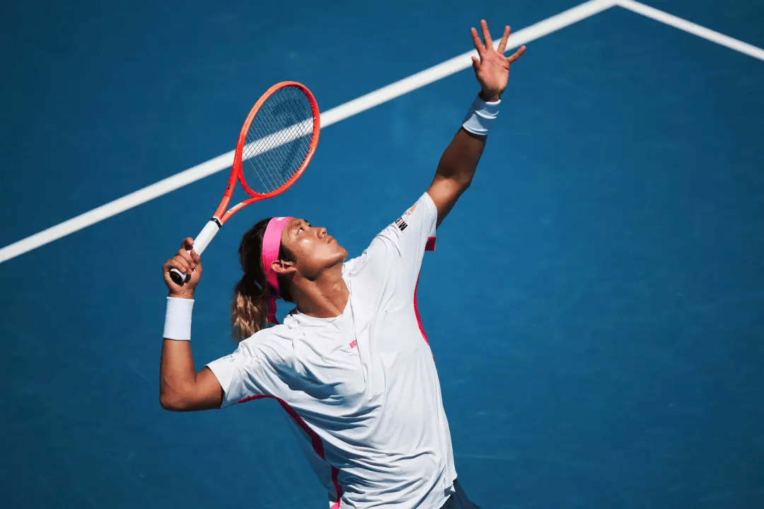 网球巨星对抗篮球明星，场上展现绝技盛宴