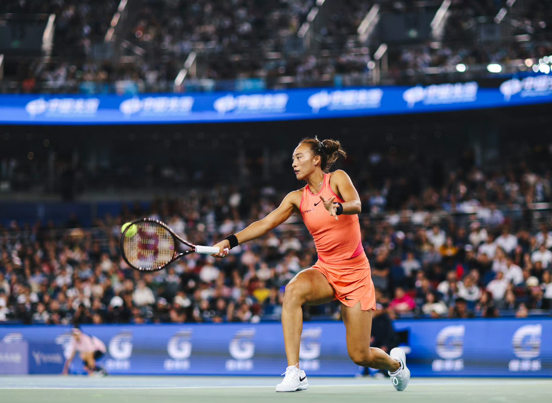 网球巨星对抗篮球明星，场上展现绝技盛宴